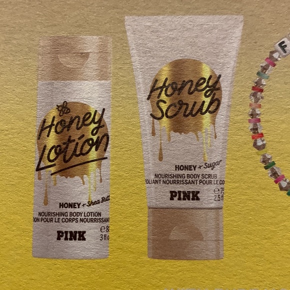 PINK Feel Nourished in Your Skin Set - Picture 4 of 12